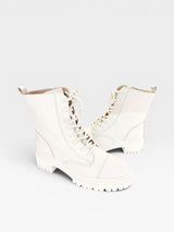 Coturno tratorado Beyou Shoes Phoenix em couro off white com cadarços e solado robusto