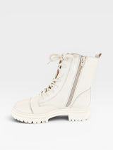 Coturno Beyou Shoes Phoenix em couro off white com solado tratorado e fechamento por cadarço e zíper lateral