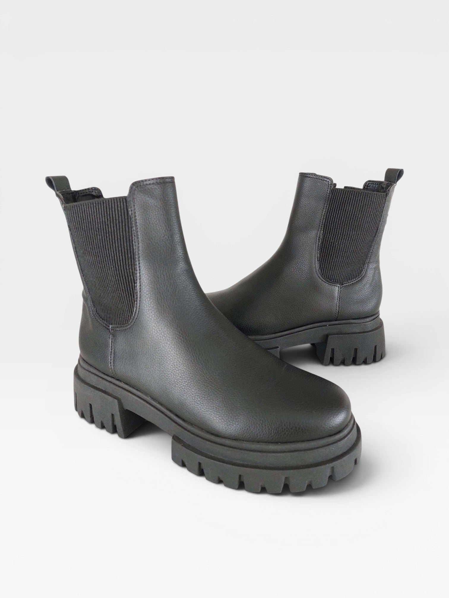 Coturno Verona Beyou Shoes preto em napa com solado tratorado e elásticos laterais estilo chelsea