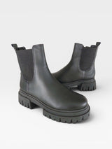 Coturno Verona Beyou Shoes preto em napa com solado tratorado e elásticos laterais estilo chelsea