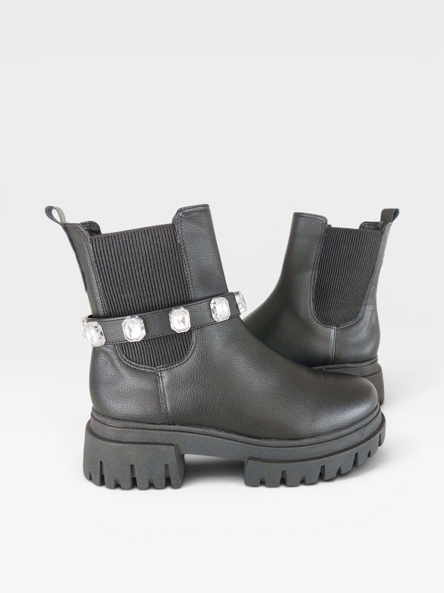 Coturno Verona Beyou Shoes preto em napa com solado tratorado e tira decorativa com pedrarias brilhantes