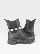 Coturno Verona Beyou Shoes preto em napa com solado tratorado e tira decorativa com pedrarias brilhantes