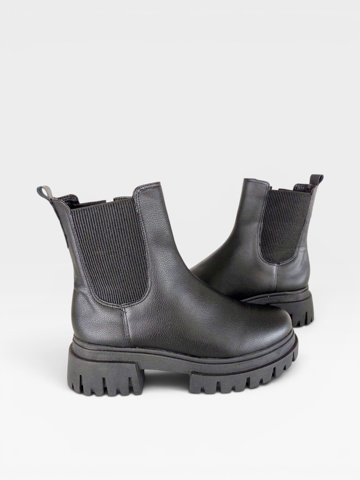 Coturno Verona Beyou Shoes preto em napa com solado tratorado e elásticos laterais estilo chelsea