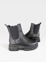 Coturno Verona Beyou Shoes preto em napa com solado tratorado e elásticos laterais estilo chelsea