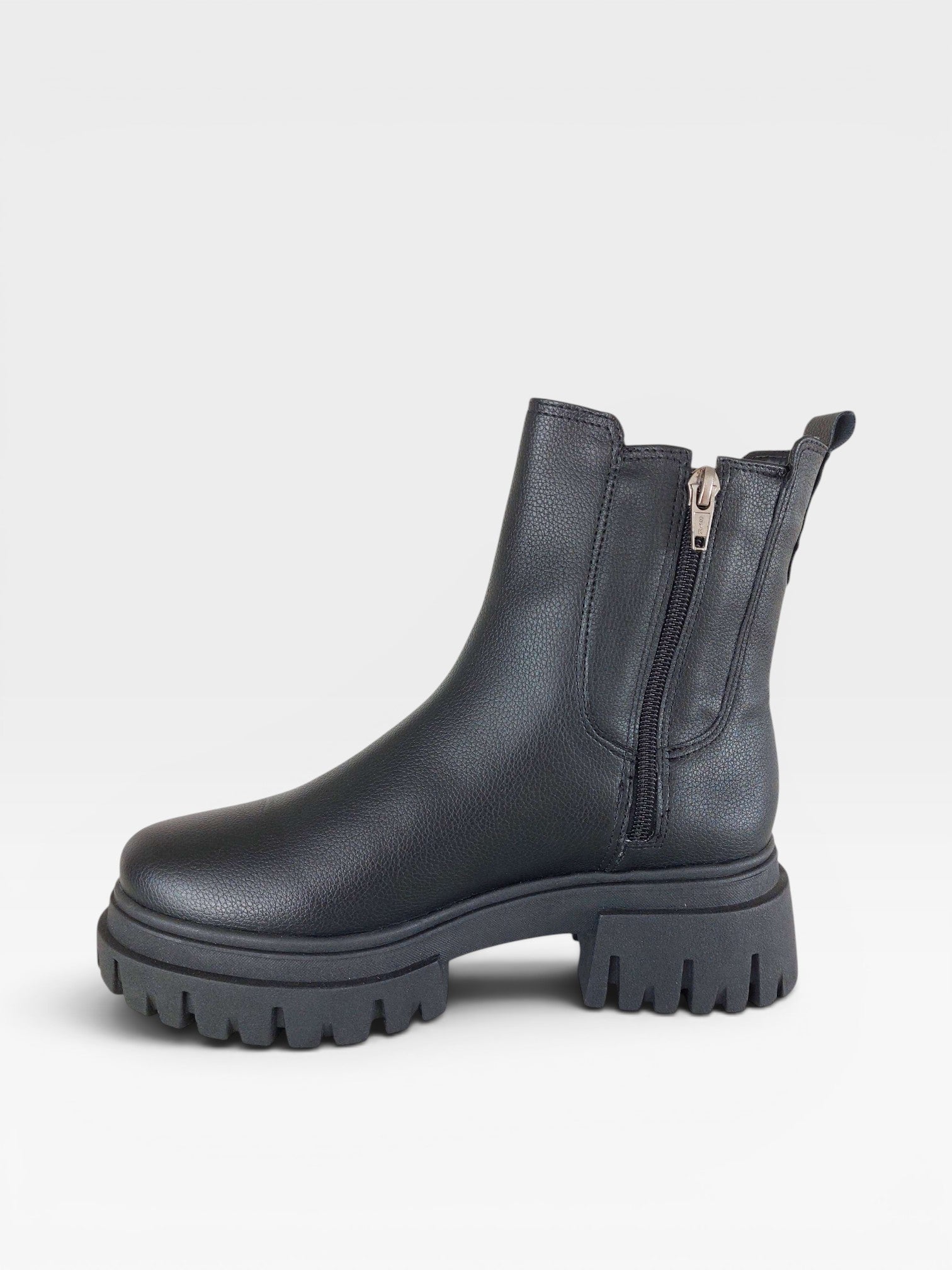 Coturno Verona Beyou Shoes preto em napa com solado tratorado e fechamento lateral por zíper