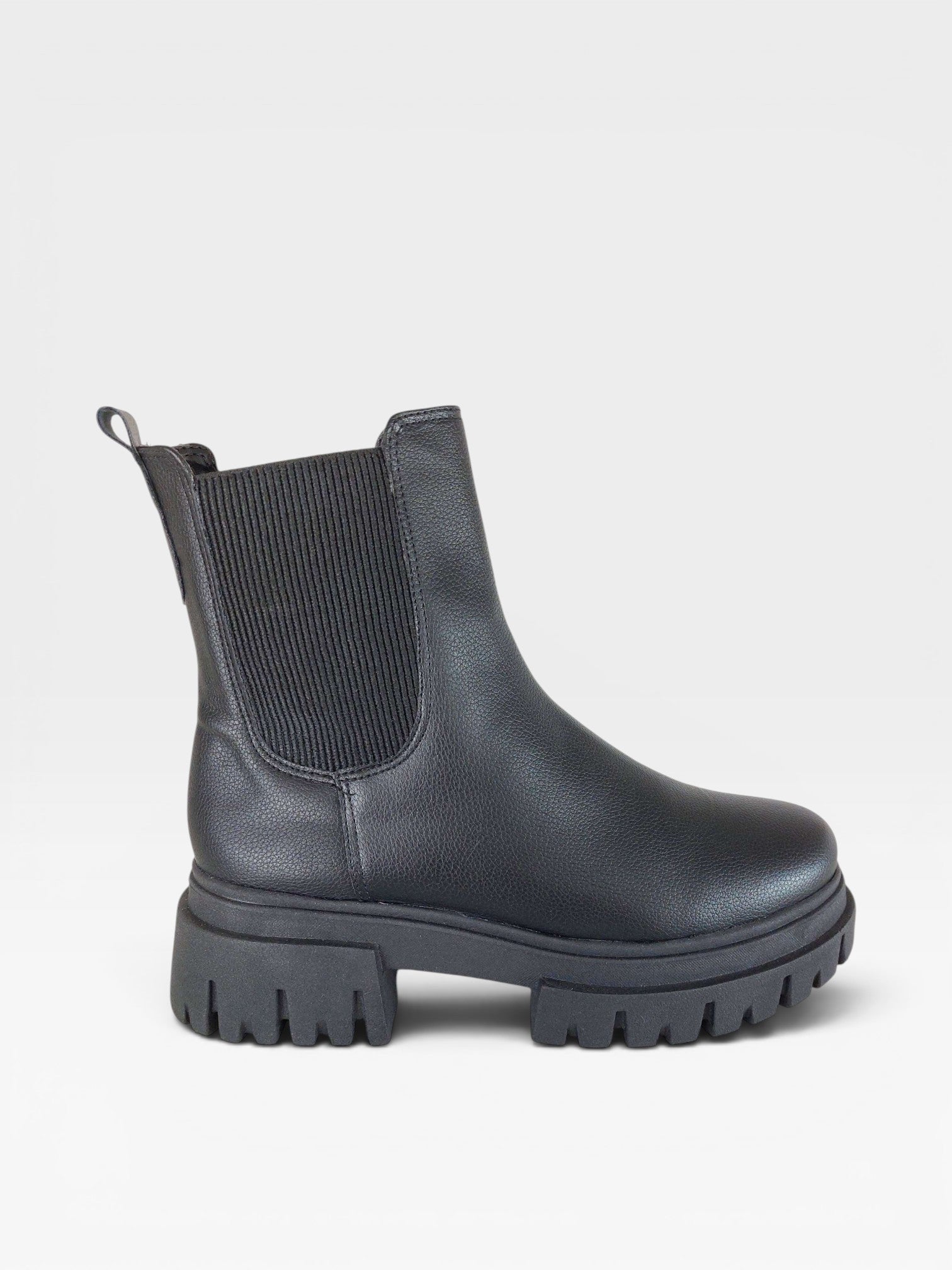 Coturno Verona Beyou Shoes preto em napa com solado tratorado e elástico lateral estilo chelsea