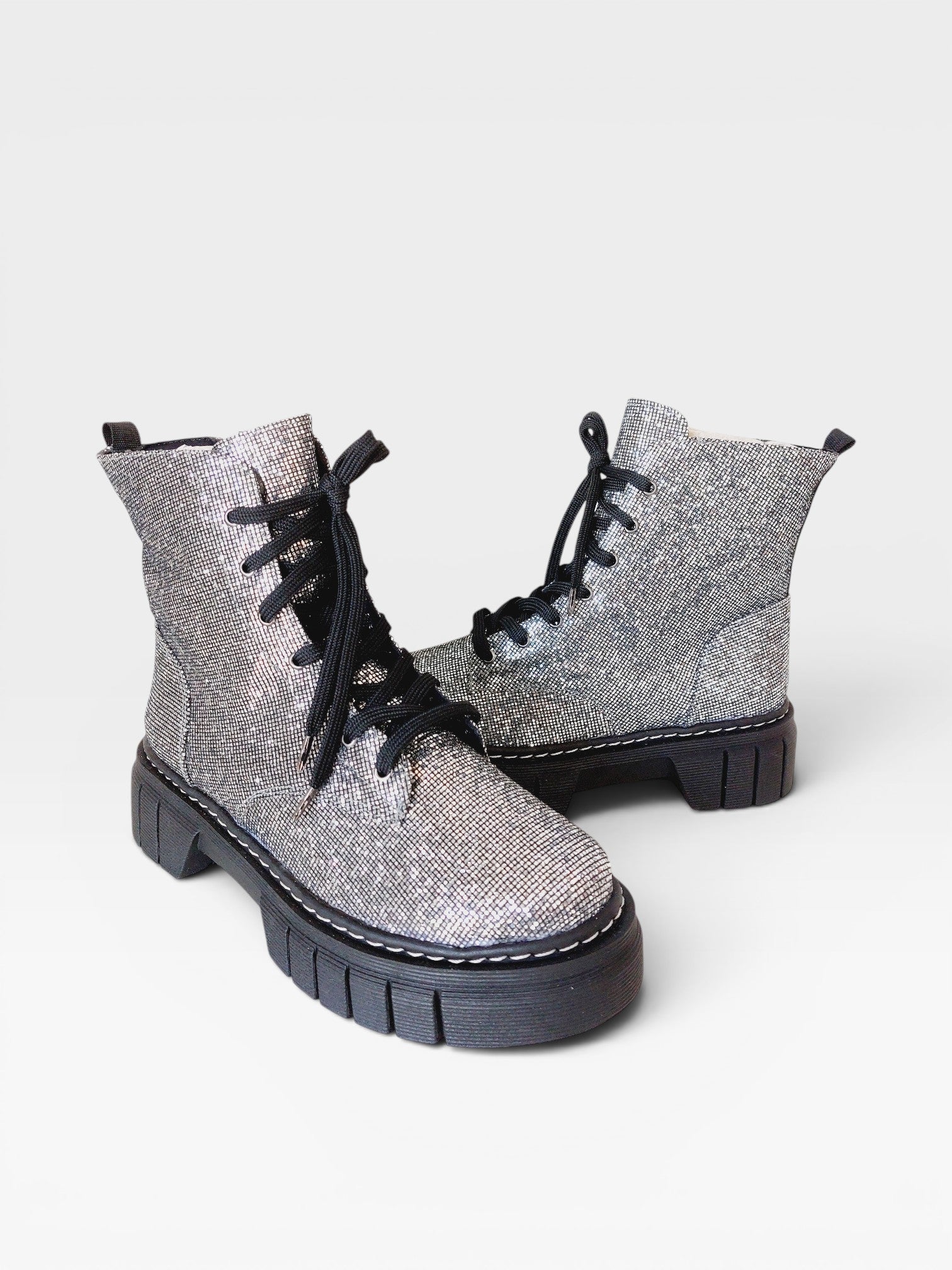 Coturno Beyou Shoes Versalhes cinza com glitter, cadarços pretos e solado tratorado robusto
