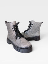 Coturno Beyou Shoes Versalhes cinza com glitter, cadarços pretos e solado tratorado robusto