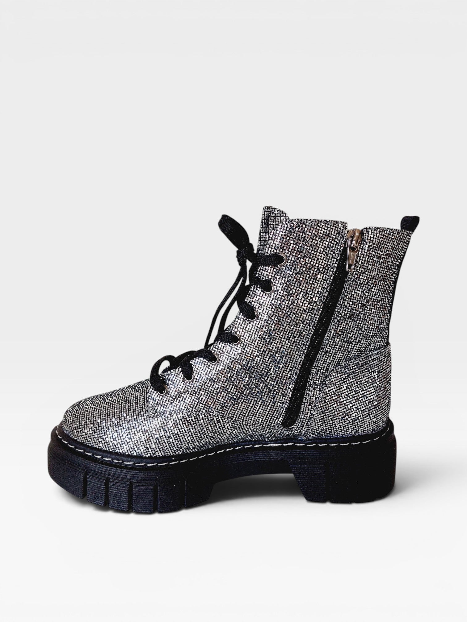 Coturno Versalhes Beyou Shoes cinza com glitter, cadarços pretos e solado tratorado robusto.