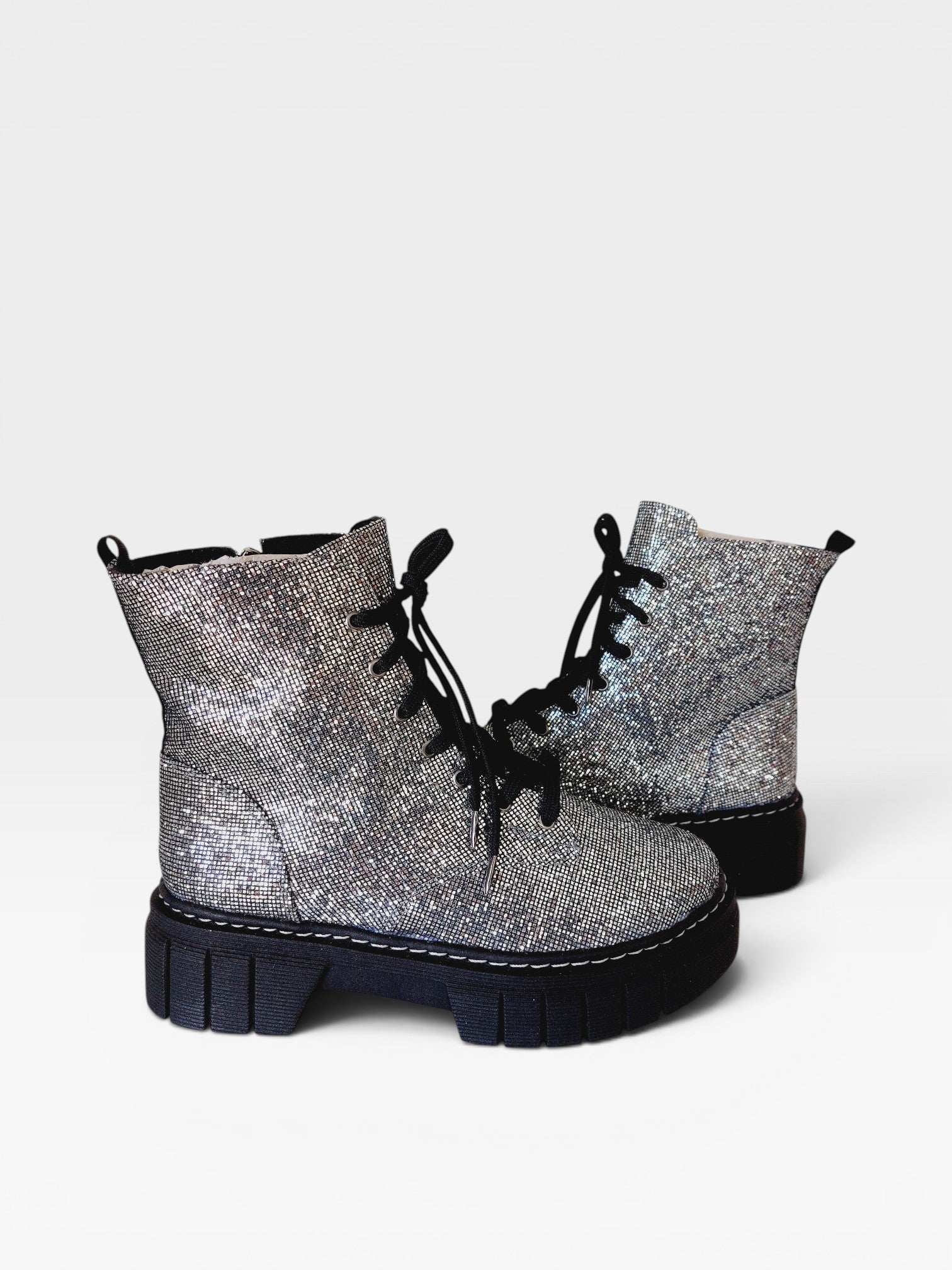 Coturno Versalhes Beyou Shoes cinza com glitter, cadarços pretos e solado tratorado robusto