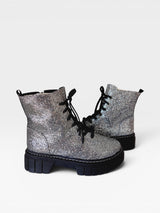 Coturno Versalhes Beyou Shoes cinza com glitter, cadarços pretos e solado tratorado robusto