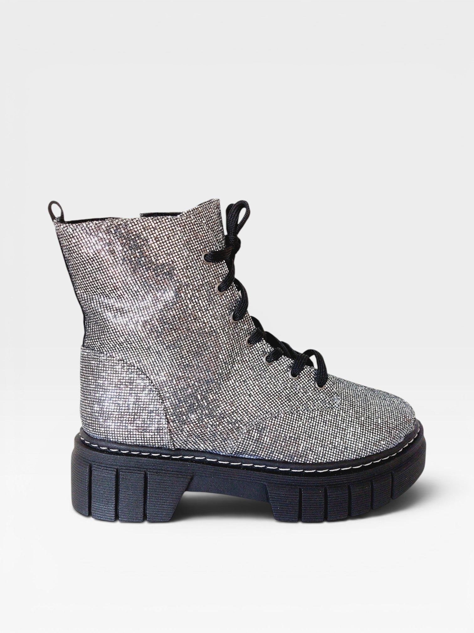 Coturno Beyou Shoes Versalhes cinza com glitter, cano médio, cadarço preto e solado tratorado robusto.