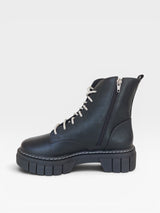 Coturno Beyou Shoes Versalhes preto em napa com cadarço de brilho e solado tratorado lateral