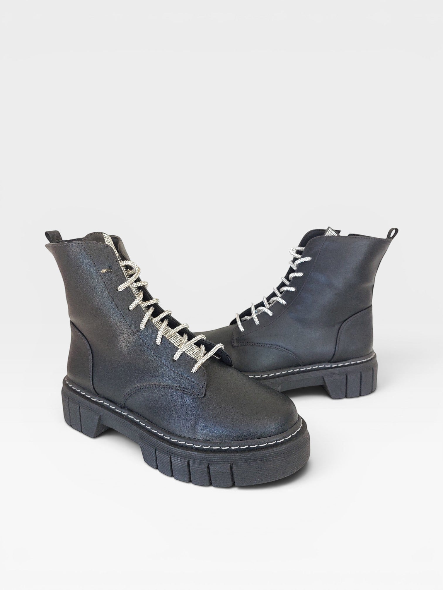 Coturno Beyou Shoes Versalhes preto em napa com cadarço de brilho e solado tratorado moderno
