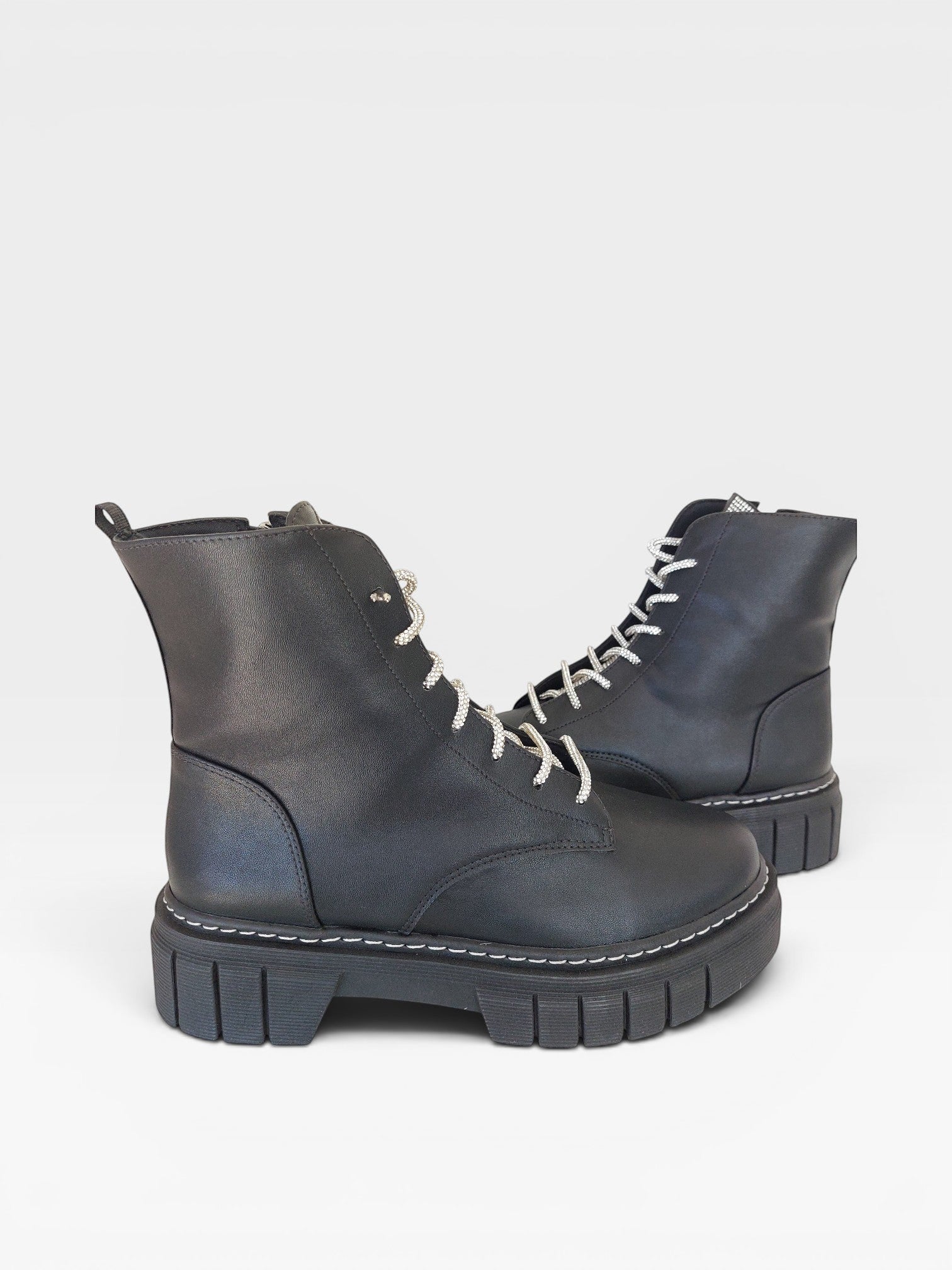 Coturno Beyou Shoes Versalhes preto em napa com cadarço de brilho e solado tratorado