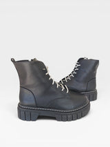 Coturno Beyou Shoes Versalhes preto em napa com cadarço de brilho e solado tratorado