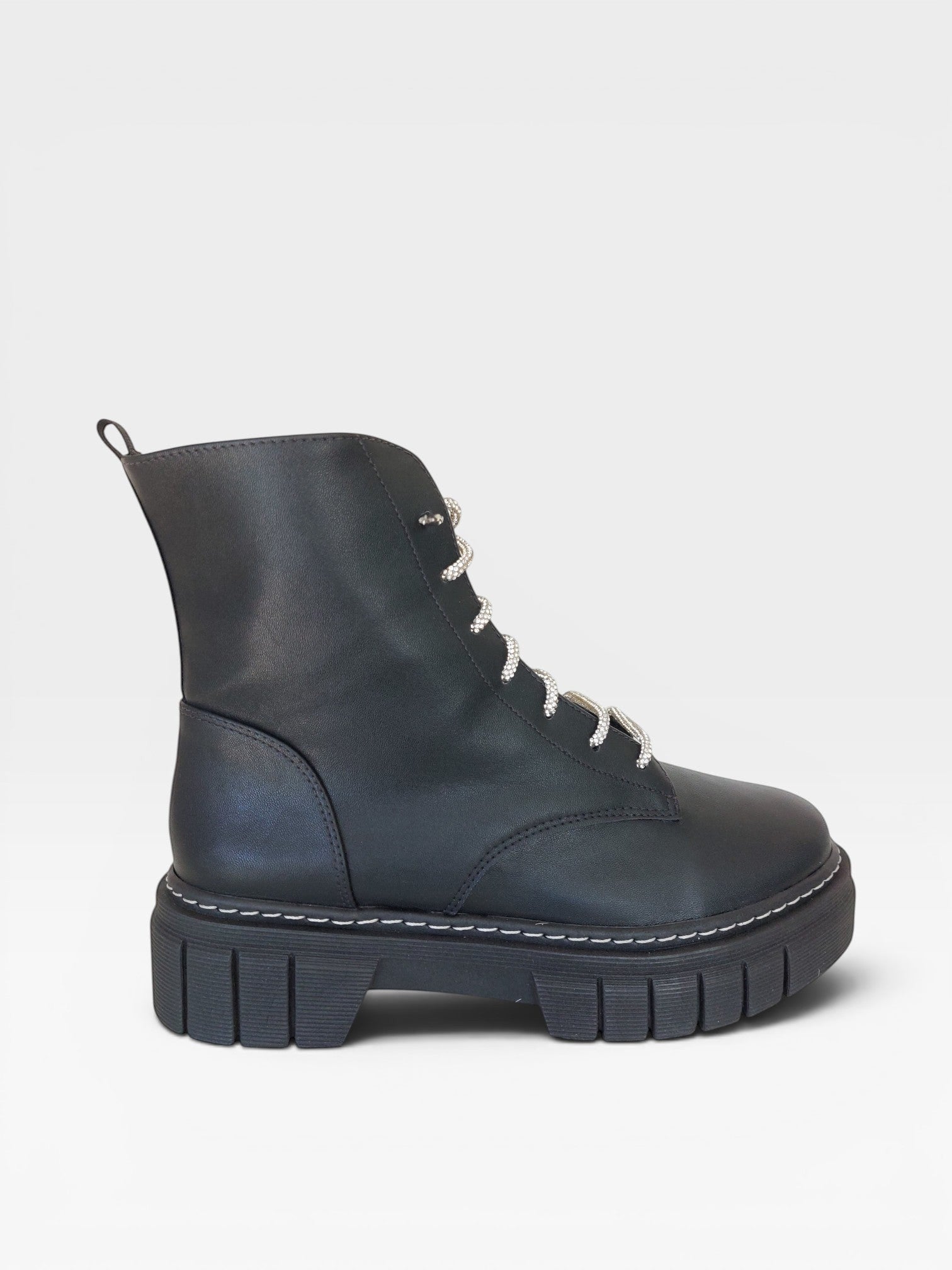 Coturno Beyou Shoes Versalhes preto em napa com cadarço de brilho e solado tratorado