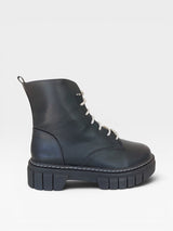 Coturno Beyou Shoes Versalhes preto em napa com cadarço de brilho e solado tratorado