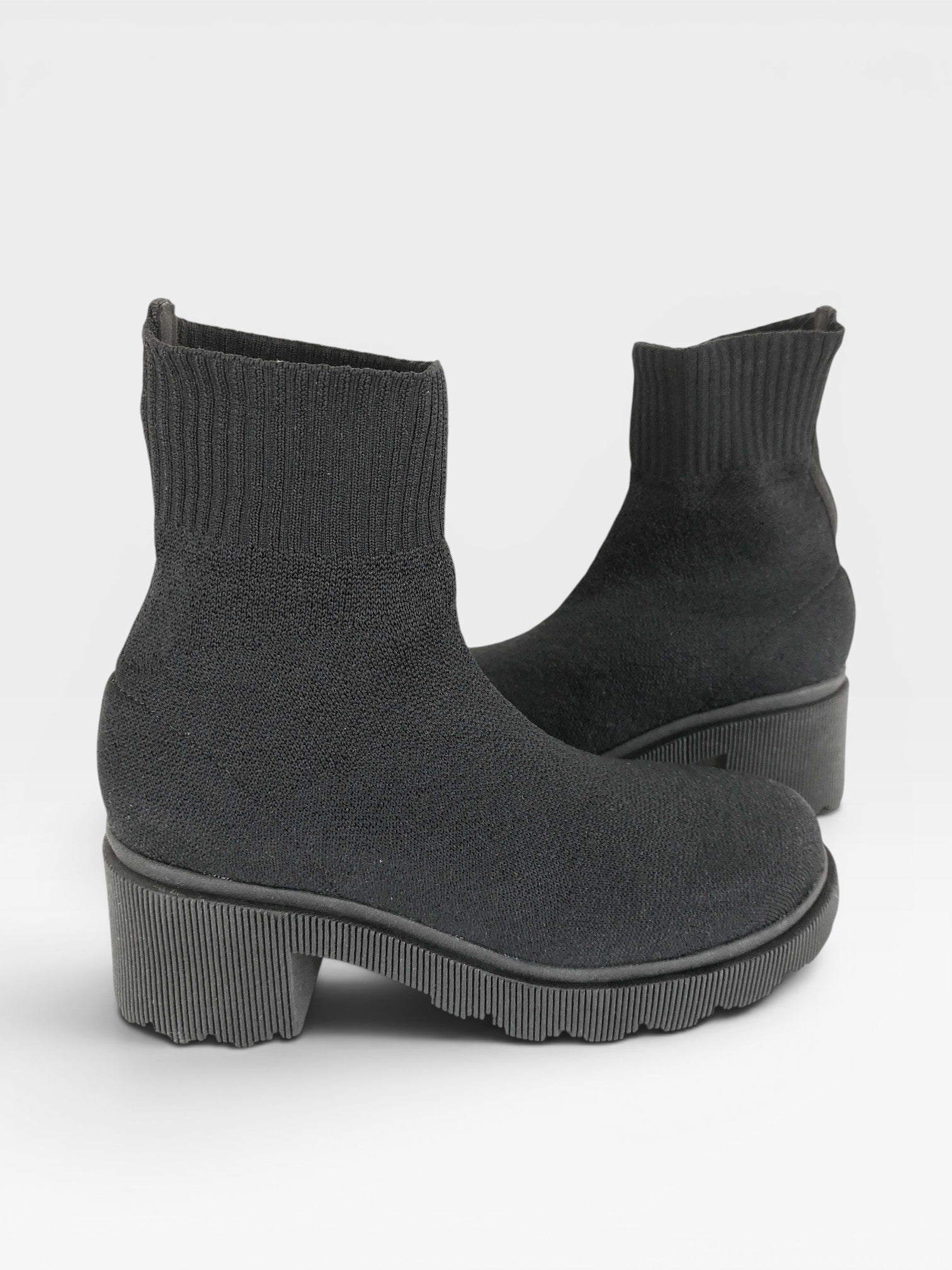 Coturno Vienna Beyou Shoes preto em tecido de malha com cano médio e solado tratorado sem salto