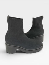 Coturno Vienna Beyou Shoes preto em tecido de malha com cano médio e solado tratorado sem salto