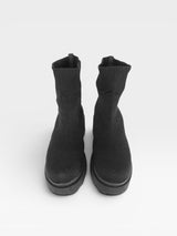 Coturno Beyou Shoes Vienna preto em tecido de malha com cano médio e solado tratorado sem salto