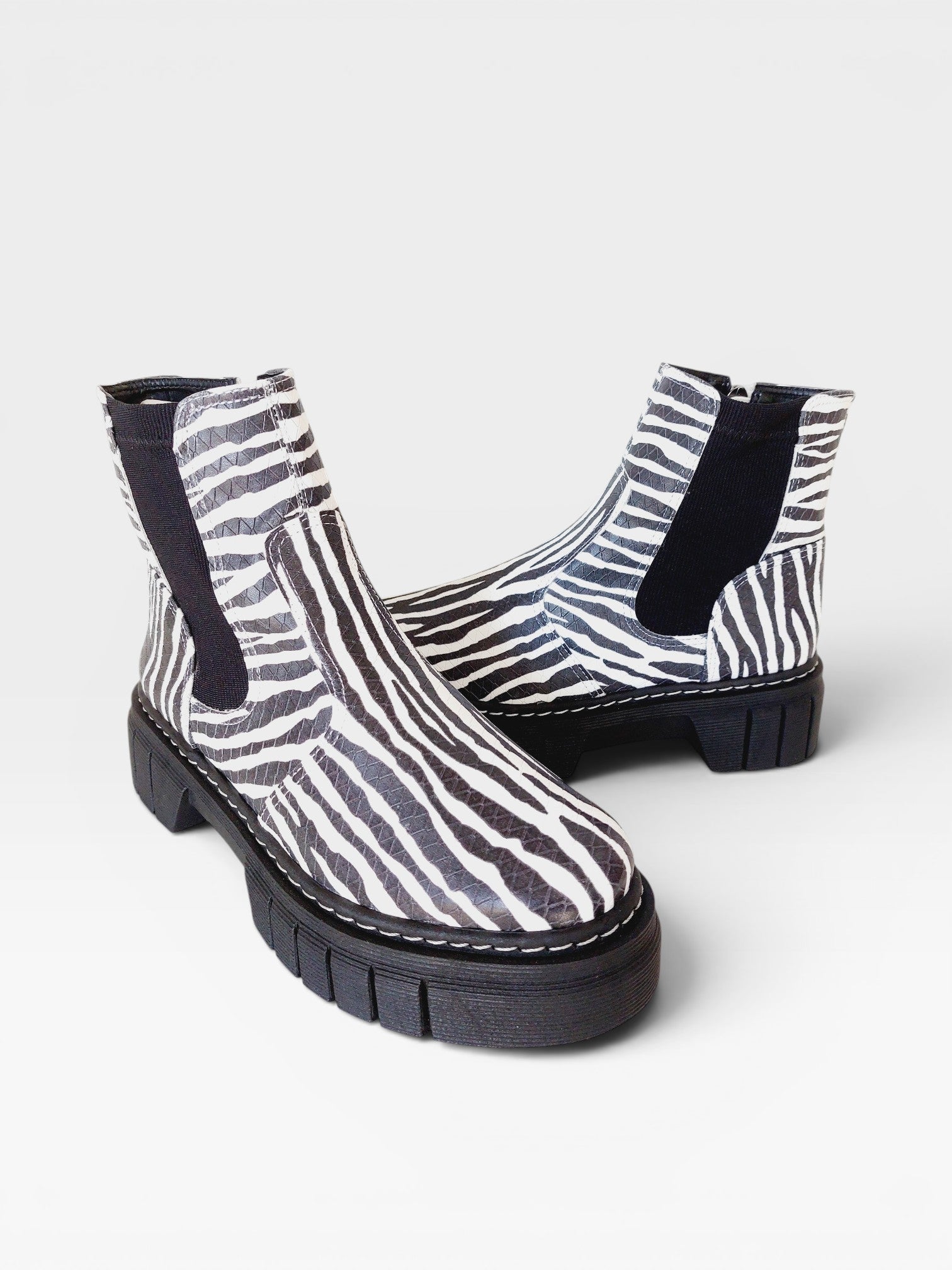 Coturno Beyou Shoes Minneapolis em napa com estampa animal print de zebra, cano curto e solado tratorado preto.
