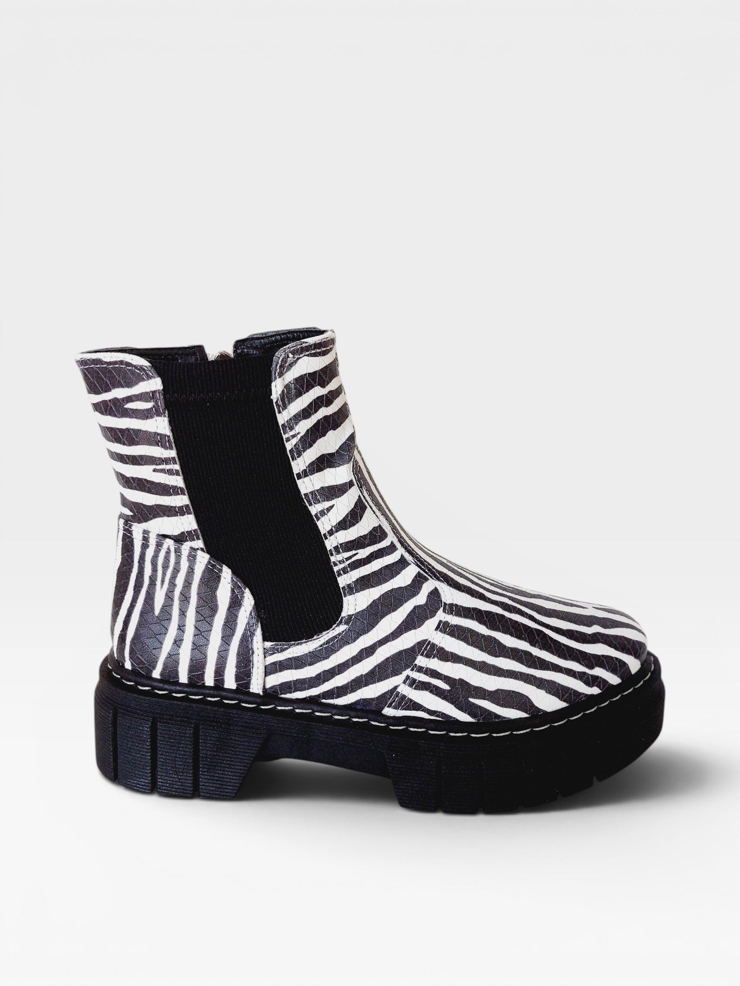 Coturno Beyou Shoes Minneapolis em napa com estampa animal print de zebra, cano curto e solado tratorado preto.