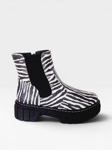 Coturno Beyou Shoes Minneapolis em napa com estampa animal print de zebra, cano curto e solado tratorado preto.