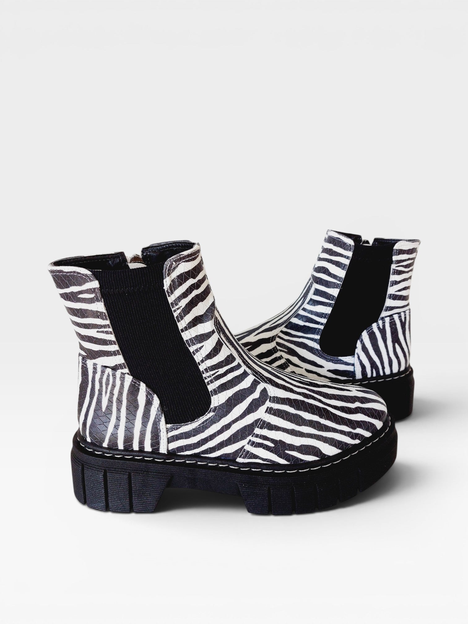 Coturno Beyou Shoes Minneapolis em napa com estampa animal print de zebra, cano curto e solado tratorado preto.