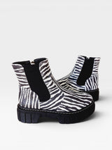 Coturno Beyou Shoes Minneapolis em napa com estampa animal print de zebra, cano curto e solado tratorado preto.