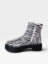 Coturno Beyou Shoes Minneapolis em napa com estampa animal print de zebra e solado tratorado preto