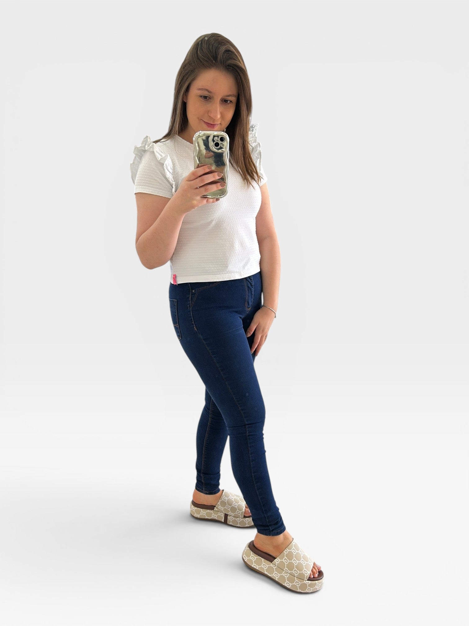 Mulher usando flat Beyou Shoes nude e marrom com solado plataforma de 5cm em ambiente de loja de calçados.