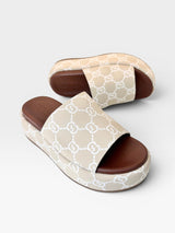 Flat Beyou Shoes Málaga em napa e tecido nude com estampa geométrica e solado plataforma marrom de 5 cm