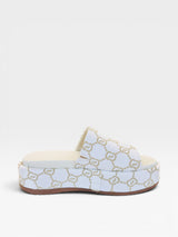 Flat Beyou Shoes Málaga off white com estampa monograma, solado plataforma de 5 cm e acabamento em napa e tecido.