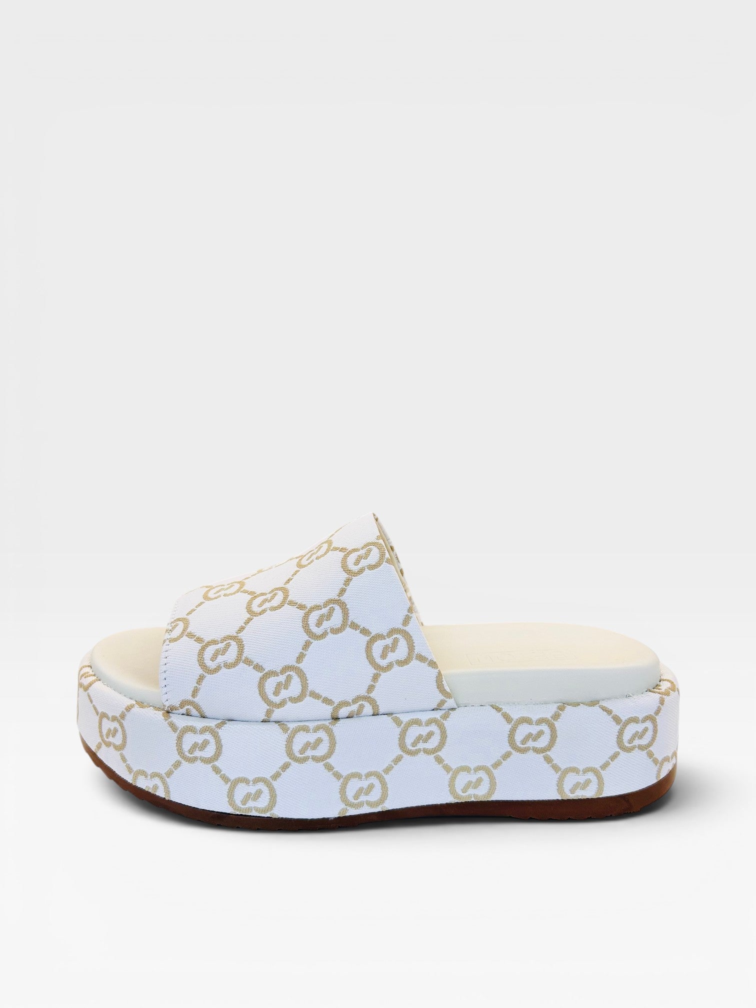 Flat Málaga Beyou Shoes off white com estampa de monograma, solado plataforma de 5 cm e acabamento em napa e tecido.