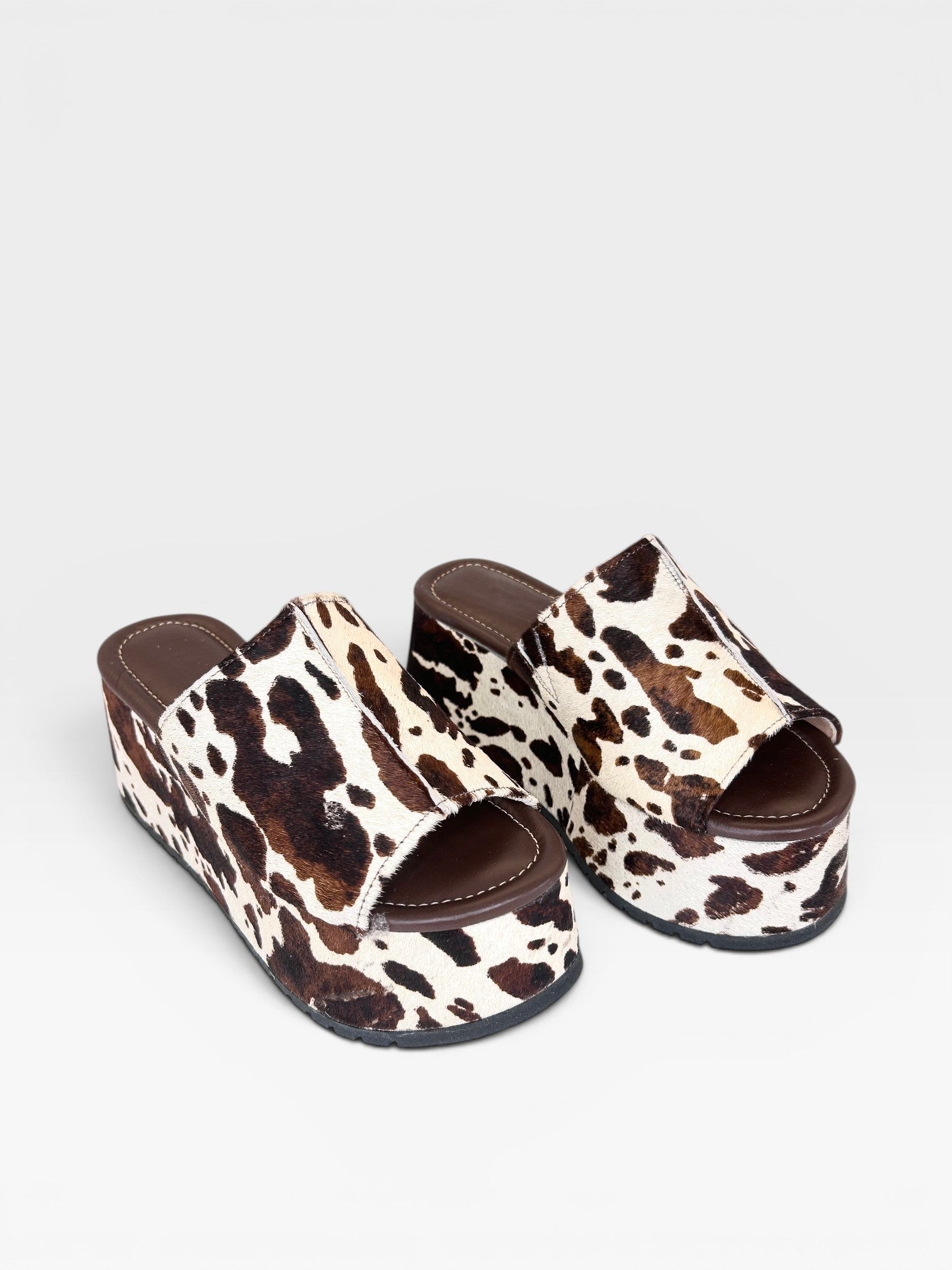 Sandália flatform Beyou Shoes em couro com estampa animal print de vaca marrom e solado plataforma de 5 cm