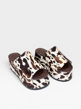 Sandália flatform Beyou Shoes em couro com estampa animal print de vaca marrom e solado plataforma de 5 cm