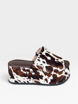 Flatform Beyou Shoes Barretos em couro com estampa animal print de vaquinha marrom e solado plataforma de 5 cm