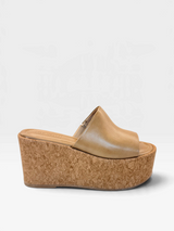 Sandália flatform Beyou Shoes Modena na cor bistrô com salto anabela texturizado em cortiça e tira larga em napa.