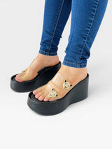 Flatform Shanghai Beyou Shoes preta com tiras de vinil transparente e detalhes de felinos dourados com strass