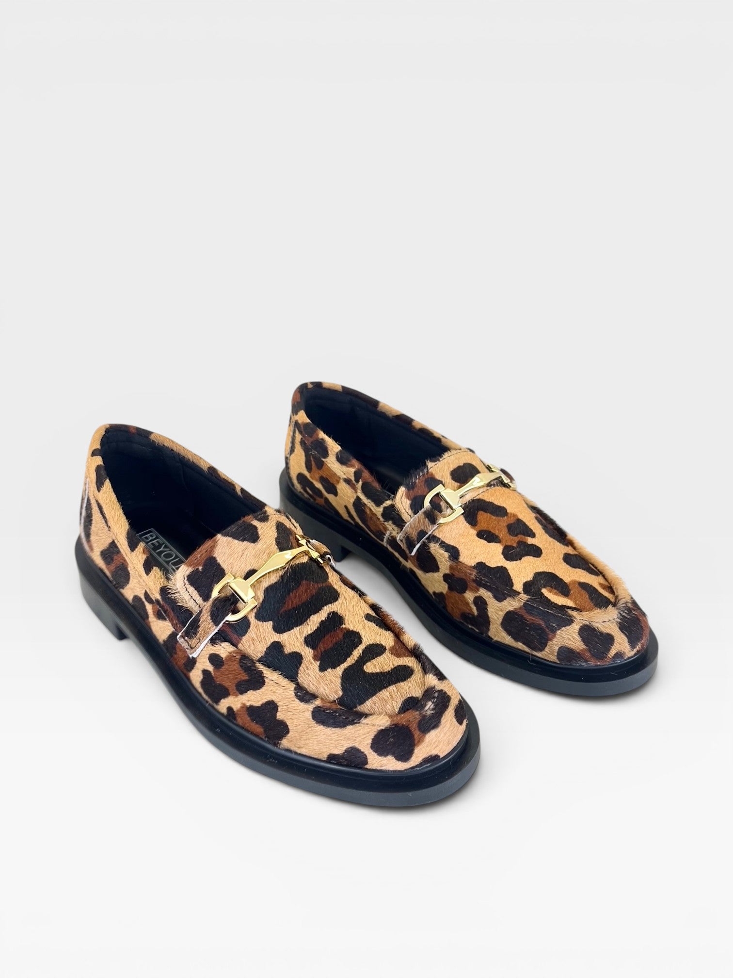 Mocassim Beyou Shoes Montevidéu em couro com estampa de onça e detalhe metálico dourado