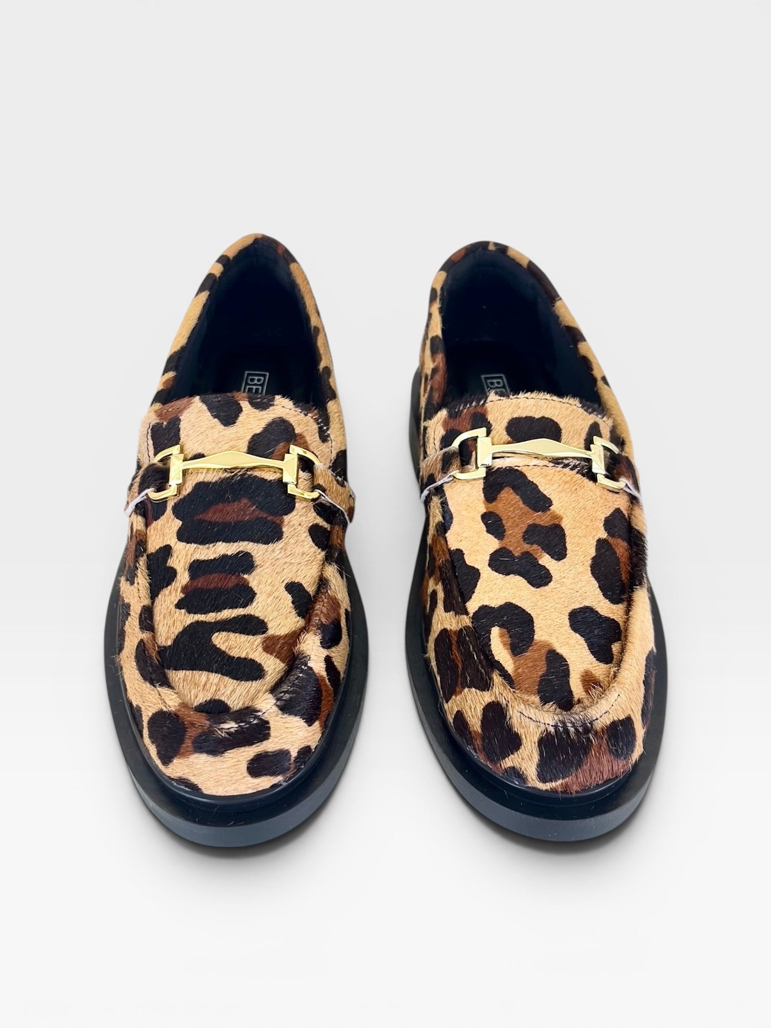 Mocassim Beyou Shoes Montevidéu em couro com estampa de onça e detalhe metálico dourado no cabedal