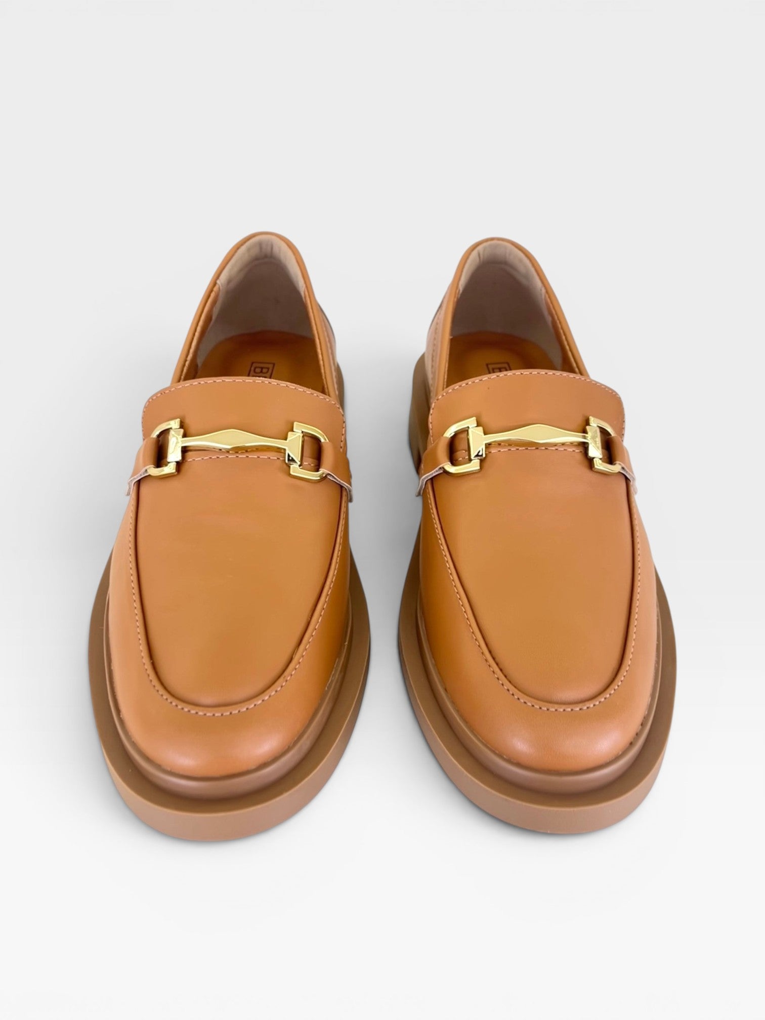 Mocassim Beyou Shoes Montevidéu caramelo em napa com detalhe de fivela metálica dourada
