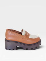 Mocassim Beyou Shoes Virgínia em napa caramelo e off white com solado tratorado marrom robusto e design clássico