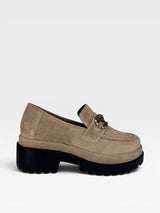 Mocassim Beyou Shoes Copenhagen na cor areia em camurça sintética com solado tratorado preto e detalhe metálico