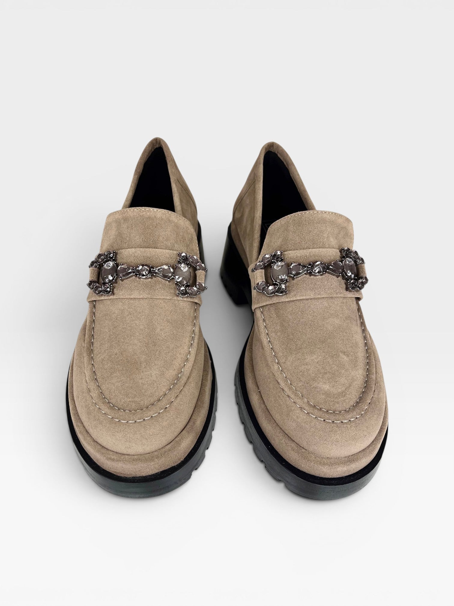 Mocassim Beyou Shoes Copenhagen na cor areia em camurça sintética com solado tratorado e detalhe de pedrarias