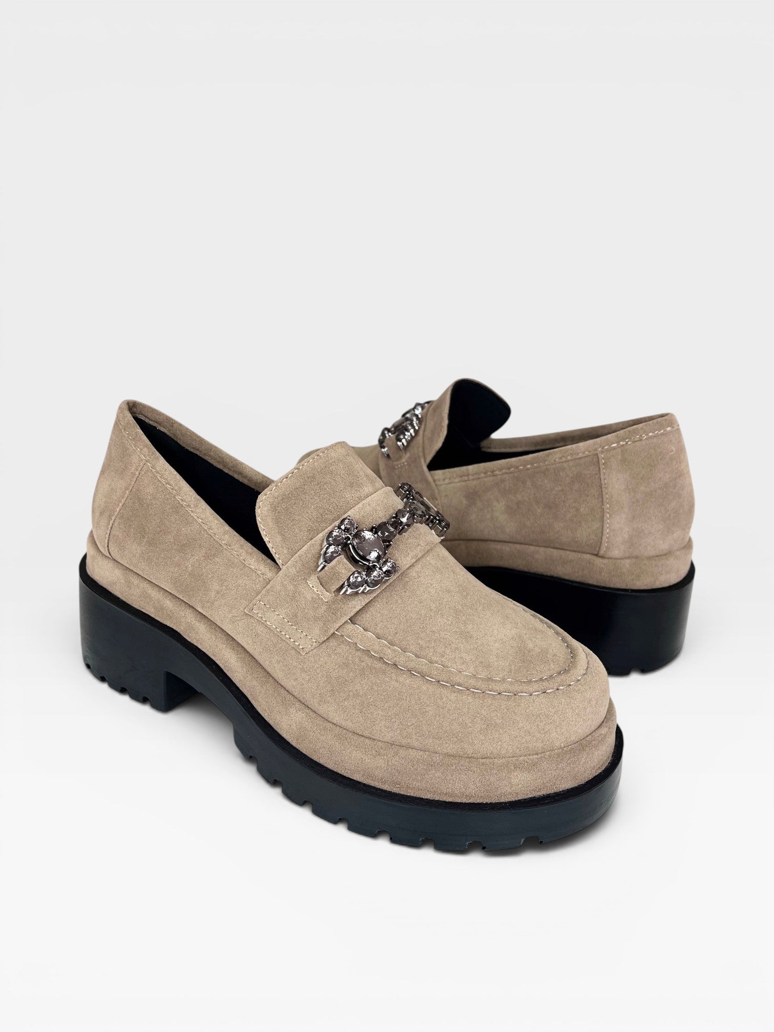 Mocassim Beyou Shoes Copenhagen cor areia em camurça sintética com solado tratorado preto e detalhe de fivela