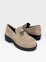Mocassim Beyou Shoes Copenhagen cor areia em camurça sintética com solado tratorado preto e detalhe de fivela