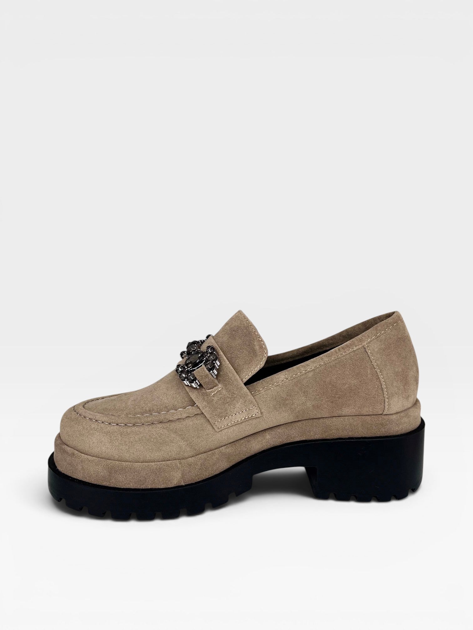 Mocassim Beyou Shoes Copenhagen cor areia em camurça sintética com solado tratorado preto e detalhe de brilho