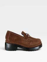 Mocassim Beyou Shoes Copenhagen marrom em camurça sintética com solado tratorado preto e detalhe de fivela